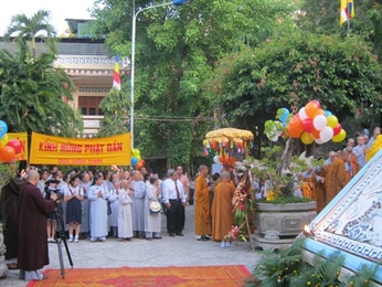 Khánh Hòa tổ chức Đại lễ Phật đản PL.2557