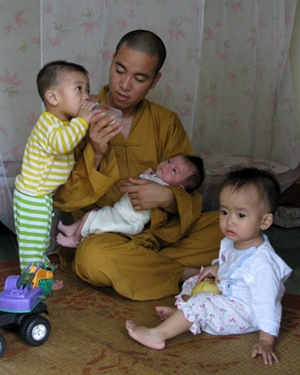Sư thầy 30 tuổi làm cha sáu đứa trẻ