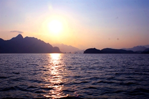 Thung Nai trong nắng chiều