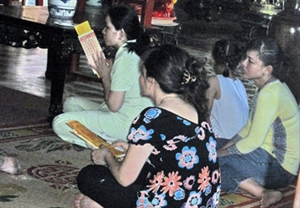 Con đi thi, cha mẹ đi chùa
