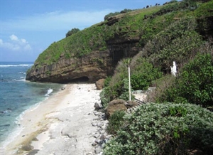 Chùa hang đá không sư ở Lý Sơn