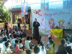 Lớp học đặc biệt nơi cửa chùa