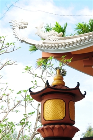 Mùa Xuân nói chuyện với tay, với mắt, với tai.