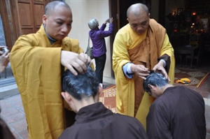 Sốc vì chồng bỗng nhiên xuống tóc đi tu