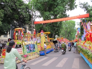 Chùm ảnh: Hơn 40 xe hoa diễu hành qua lễ đài Phật Đản PL.2555 tại thủ đô Hà Nội