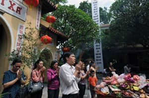 Người dân tấp nập đi chùa lễ Vu lan