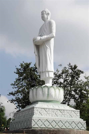 Tượng Phật khất thực cao nhất Việt Nam