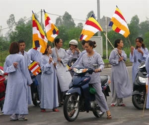 Chùm ảnh: Sân bay Vinh rực rỡ sắc màu cờ Phật giáo