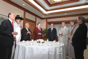 Tổng thống Lee họp báo với các giới chức lãnh đạo Tôn giáo về Bắc Hàn