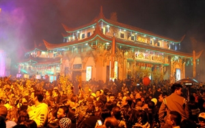 Hình ảnh người Việt ở nam Cali tưng bừng đón xuân trên chùa