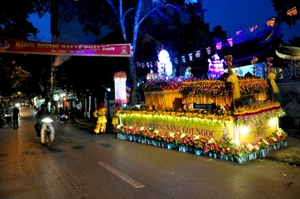 Hà Nội: Phường Nguyễn Trung Trực hân hoan đêm rước Đức Phật Đản sinh