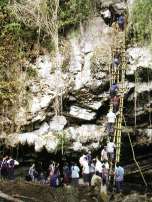 Bí ẩn hang Phật Thăm-Pa-Fa