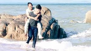 Vu Lan báo hiếu: Cõng mẹ tắm biển