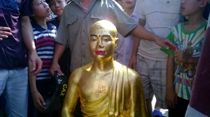 BTS GHPGVN TP. Hà Nội: Tượng bị dân cho rằng giống sư trụ trì là tượng Phật hoàng