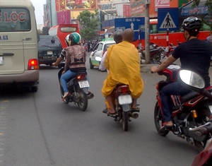 'Cái bang' đội lốt nhà sư