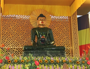 Tượng Phật ngọc đang tôn trí tại chùa Hoằng Phúc