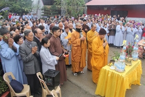 Thái Bình: Chùa Từ Xuyên chú nguyện rót đồng đúc tượng Tam Thánh