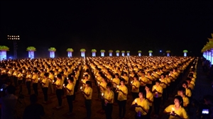 Thiêng liêng đêm hoa đăng cầu nguyện hòa bình thế giới tại Vesak 2014