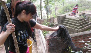 Ca sĩ Ngọc Khuê nhặt rác vườn chùa