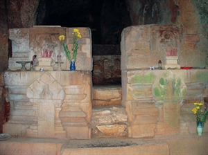 Ngẫu tượng Bồ-tát KCT của PG Mật tông Champa thờ tại hang động Non Nước-Ngũ Hành Sơn, ĐN