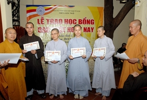 Quỹ Đạo Phật ngày nay: Trao tặng Học Bổng cho Tăng; Ni; Sinh niên khóa 2014-2015