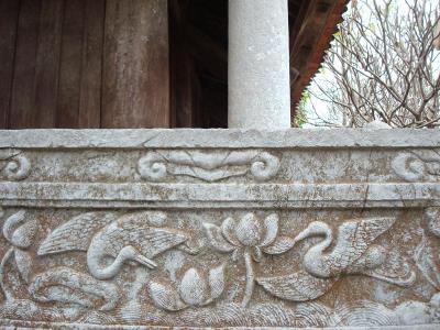 Hoa sen được trang trí trên bờ tường chùa Bút Tháp