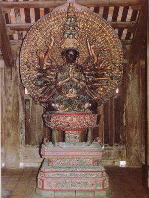 Tượng Phật Bà nghìn tay nghìn mắt trên tòa sen ở chùa Bút Tháp