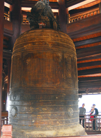Chiếc chuông đồng lớn nhất Việt Nam nặng 36 tấn, được đúc 
tại Huế.