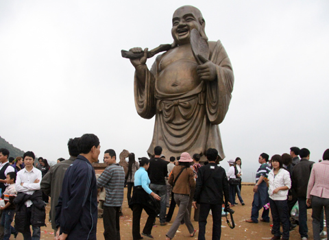 Bức tượng Phật Di Lặc ngự tọa trên đỉnh núi.