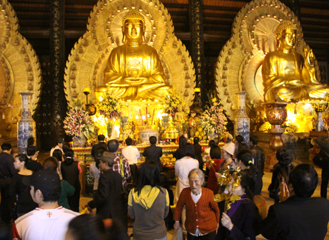 Đức Thánh Tổ ngự tọa tại ngôi chùa cao nhất, năm trên cùng
của quần thể di tích chùa Bái Đính.
