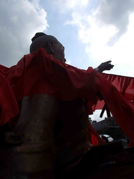 Tượng đài Thánh Gióng là tượng đài bằng đồng lớn nhất Việt
Nam, có trọng lượng 85 tấn đồng nguyên chất và có chiều cao là 11,07m