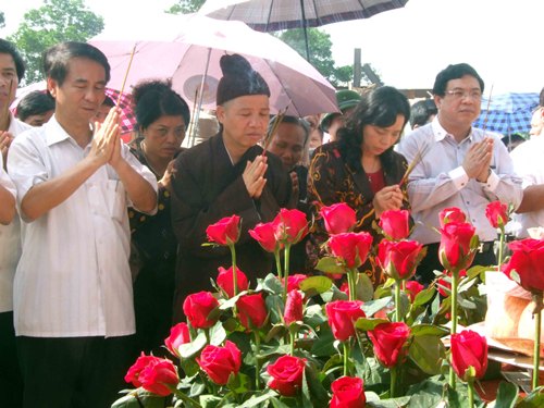 Làm lễ thắp hương trước khi rước tượng Thánh Gióng lên
đỉnh núi đá Chồng
