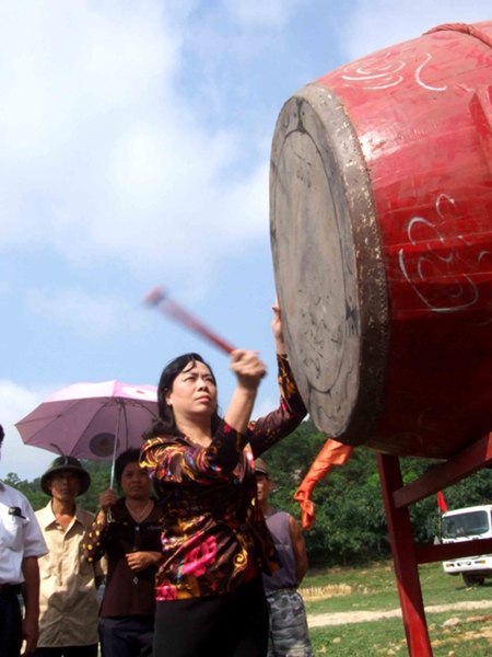 Đại diện lãnh đạo UBND thành phố Hà Nội phó chủ tịch bà
NgôThị Thanh Hằng đánh hồi trống để bắt đầu lễ rước