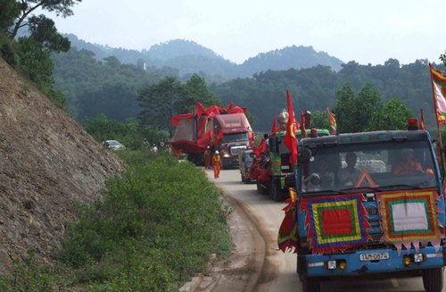 Đoàn xe chở tượng Thánh Gióng đang tiến gần tới đỉnh núi
đá Chồng