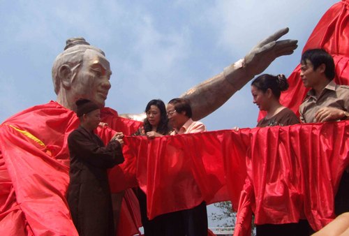 Thượng toạ Thích Thanh Quyết cùng lãnh đạo thành phố làm
lễ cắt băng treo trên tượng đài Thánh Gióng và hoàn thành lễ rước