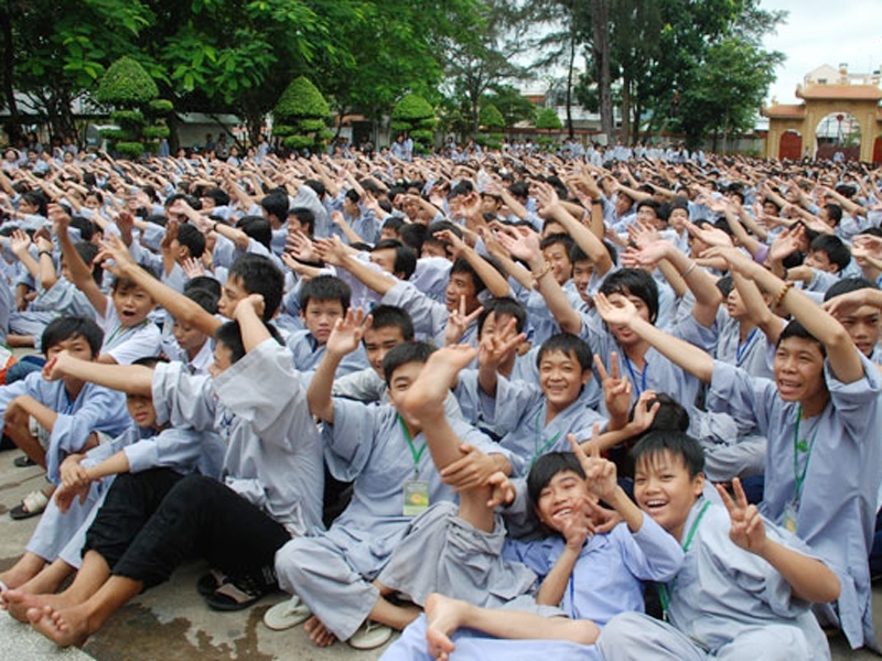 Hàng ngàn bạn 
trẻ tham gia khóa tu mùa hè tại chùa Hoằng Pháp.
Ảnh: chuahoangphap.com