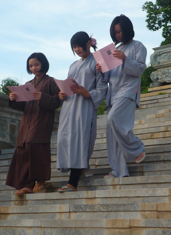 Các em
tranh thủ đọc sách Phật trong giờ nghỉ. Ảnh: Hải Đăng