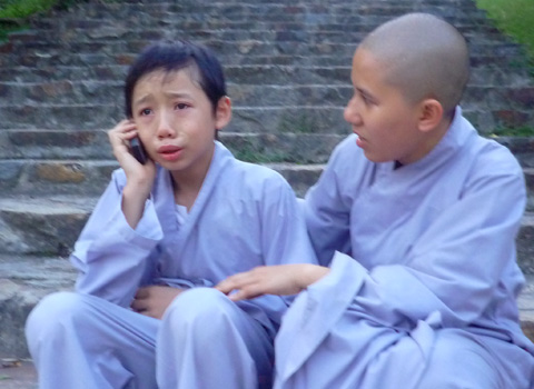 Cứ đến
chiều tối hầu như các em đều muốn gọi điện thoại về cho gia đình.
Ảnh:Hải Đăng