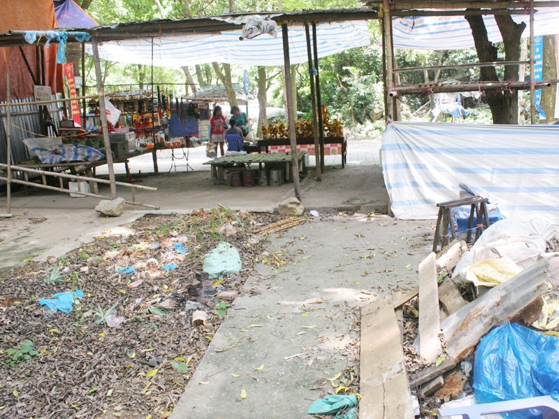 Rác chôn cạnh suối Yến, trên bến Trò
và sau hàng quán. Ảnh: T.T