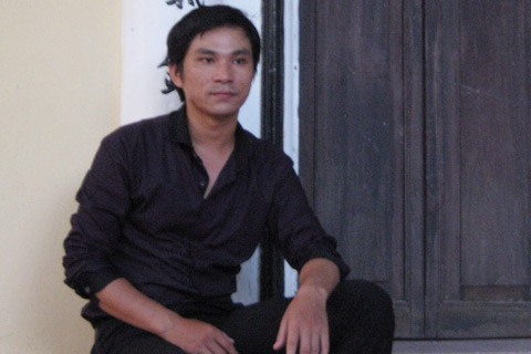 1. Trần Thanh Bình mở Thiền Quán nhưng anh vẫn sống ở chùa, một nơi có duyên và đem lại cho cuộc sống của anh sự tĩnh tại. Ảnh: Phạm Thủy