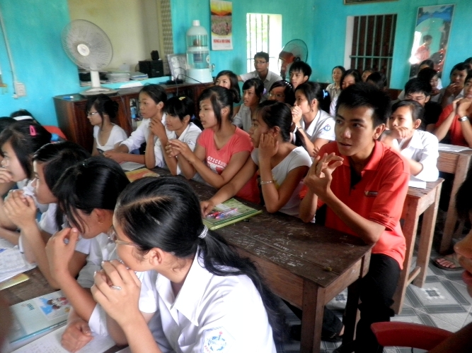 Lớp học mà thầy và trò chỉ sàn sàn tuổi nhau