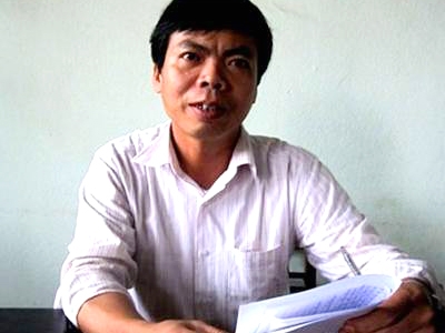 Ông Nguyễn Văn Nghĩ, Trưởng CA xã Đức Lâm, Đức Thọ, Hà Tĩnh cho phóng viên xem đơn của bà P. gửi CA xã