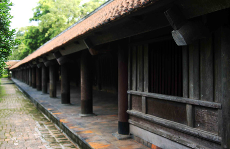 Hai dãy hành lang Đông – Tây bao bọc cả khu chùa tạo thành bức tường vây kín đáo