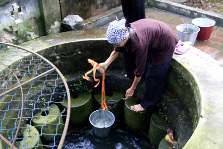 Giếng khơi được tạo bởi những cối đá xưa kia dùng để giã gạo nuôi quân dựng chùa.