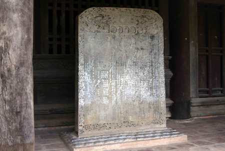 Hai bên Chùa Ông Hộ là hai văn bia ghi lại sử tích chùa Thần Quang cổ