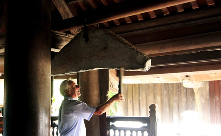 Một du khách người Pháp thích thú với chiếc khánh đá được đặt ở tầng một của Gác chuông