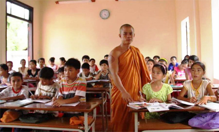 Sư Chơn Hữu và lớp học tình thương dành cho HS nghèo ở địa phương. Ảnh: Nguyên Bình