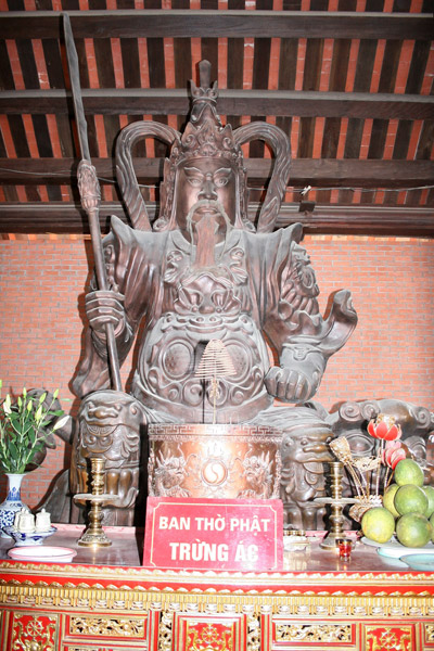 Tượng ông Thiện và ông Ác bằng đồng cao và nặng nhất, đặt nơi cổng tam quan chùa Bái Đính, mỗi pho nặng 20 tấn, cao 5,2m.
