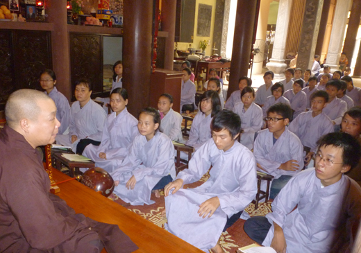 Ngày càng có nhiều bạn trẻ lên chùa