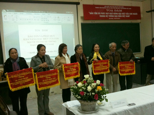 Những thanh đồng có khả năng đặc biệt tại tọa đàm “Bảo tồn và phát huy khả năng đặc biệt của con người trong hệ thống đạo Mẫu Việt Nam”.